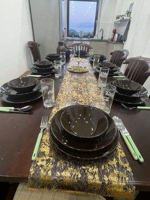 großer Esstisch, Geschirr