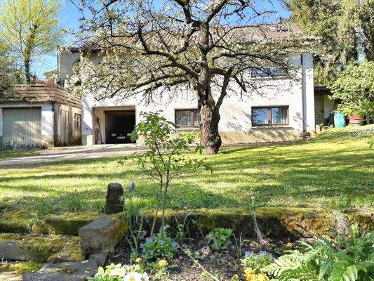 Blick über Garten+Hausfront