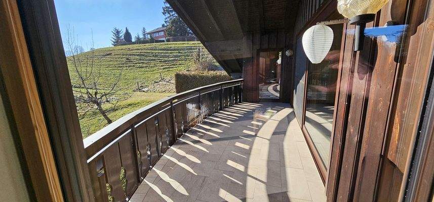 DG Wohn- Meditationszimmer, Blick auf den Balkon