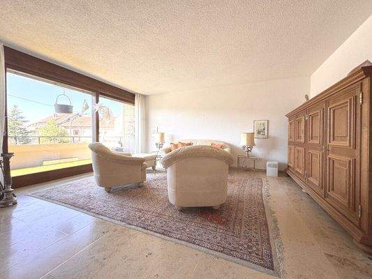 Wohnbereich mit großer Schiebetüre zum Balkon