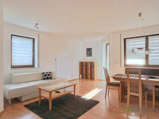 Blick ins Wohnzimmer zum Balkonausgang