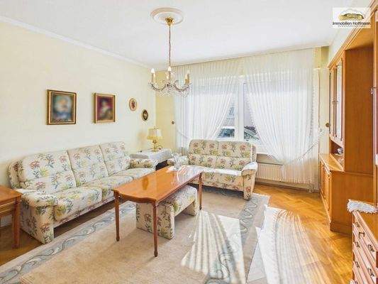 Gemütliches Wohnzimmer mit viel Tageslicht und angenehmer Wohnatmosphäre