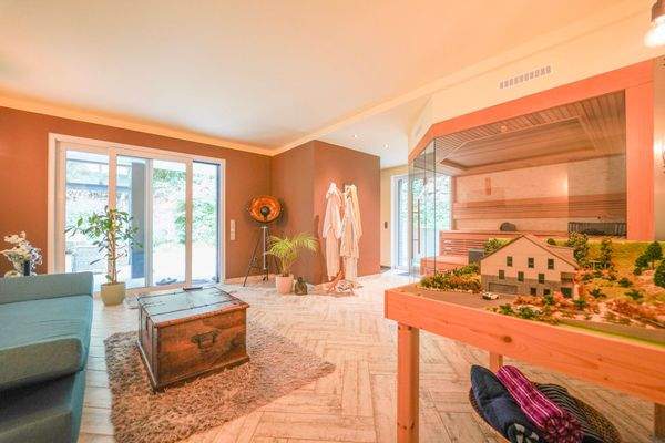 Entspannungsbereich mit Sauna und Ruhezone