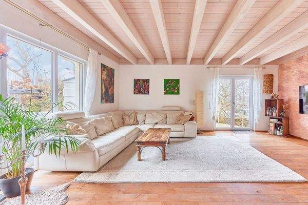 Geräumiges Wohnzimmer