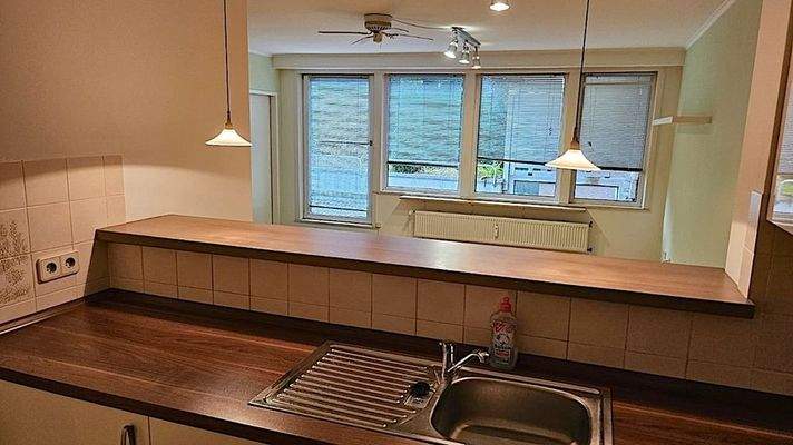 Blick von Küche zum Wohnzimmer