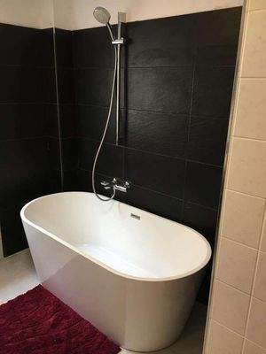 Freihstehende Badewanne und bo