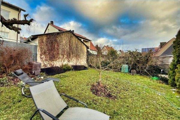 Grünfläche mit PV-Modulen