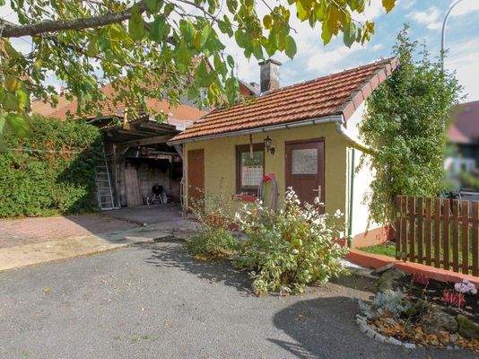 Nebengebäude und Carport