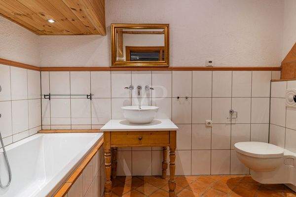 innenliegendes Bad mit Badewanne und Dusche im EG