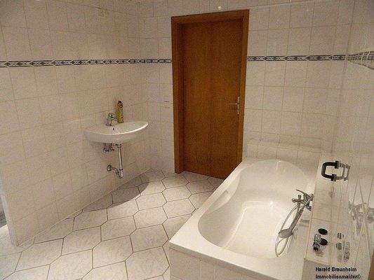 ...und Badewanne mit Waschmaschinenanschluss