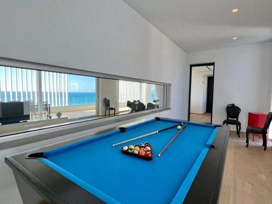 Einzigartige Villa am Meer mit Innenpool, Gärten und Gästehaus