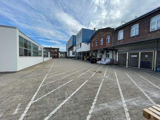 Außenfläche zwischen den Gebäuden 