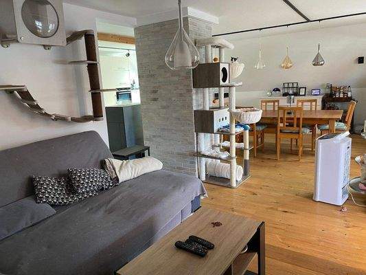 Vom Wohnraum blickend zur Essecke und Küche DG