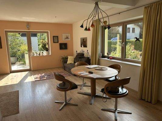 sonniger großer Wohnraum