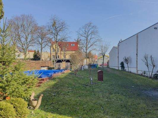 Blick auf das rückwärtig gelegene Grundstück