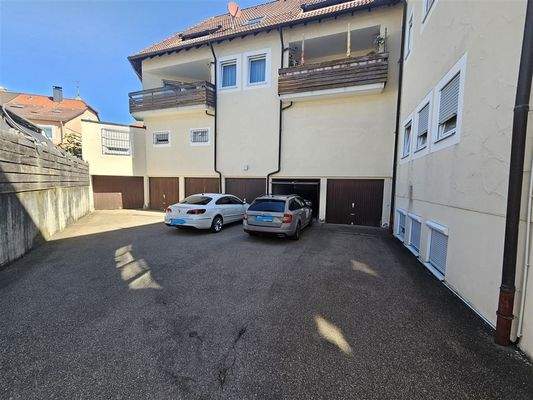 Garage mit Stellplatz davor