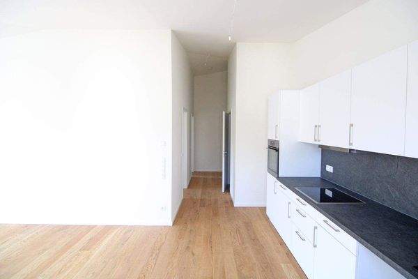 Geräumiges Wohnzimmer mit Terrasse