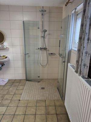 begehbare Duche im EG