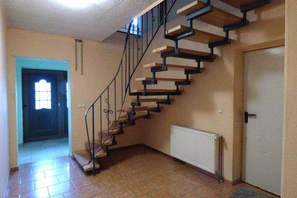 Erdgeschoss Flur mit Zugang zur Garage + Heizraum