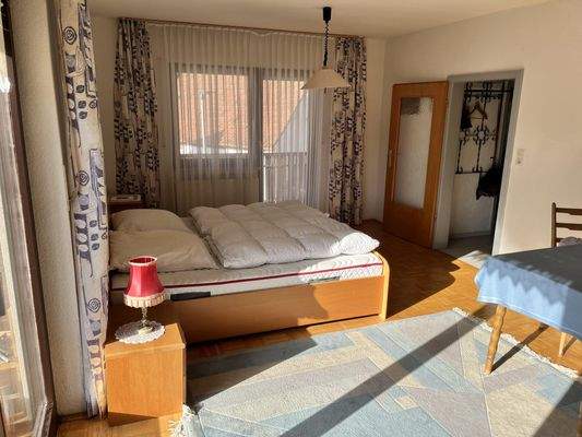 helles, großes Schlafzimmer mit Zugang zum überdachten Balkon (OG)