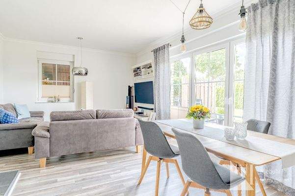 Helles Esszimmer mit Wohnzimmer