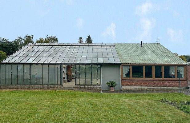 Gewächshaus mit Nebengebäude