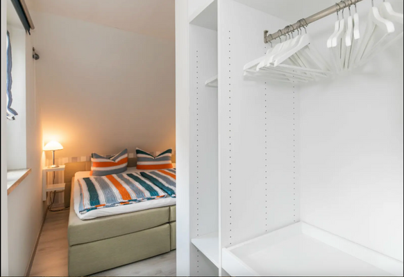 Schlafzimmer mit Kleiderschrank