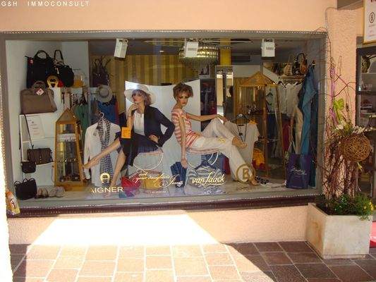 Schaufenster/Damenmoden-Boutique