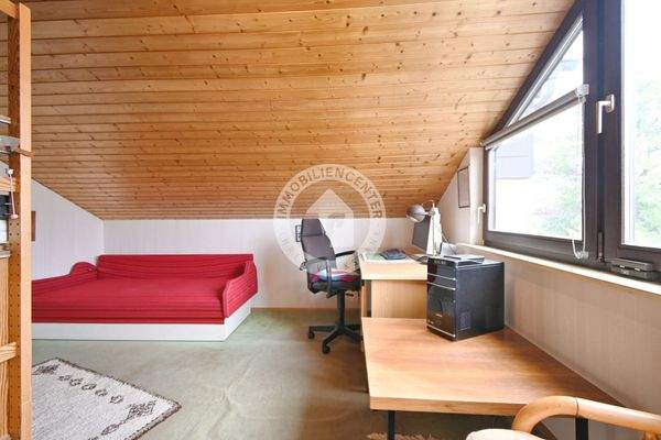 Eines der beiden wohnlich ausgebauten Zimmer im Dachgeschoss