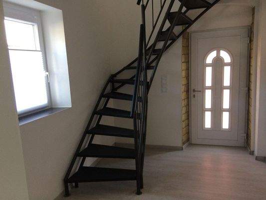 Vorraum: Treppe und Eingang