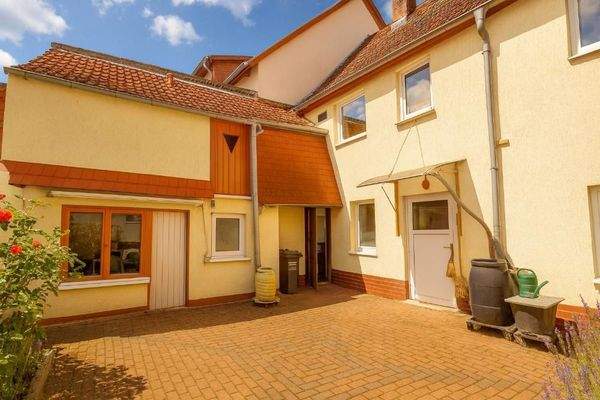 Hausansicht + Nebengelass