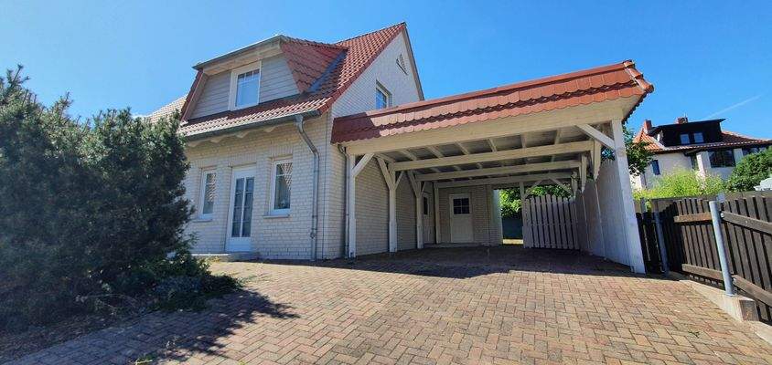 Außenansicht nebst Carport 