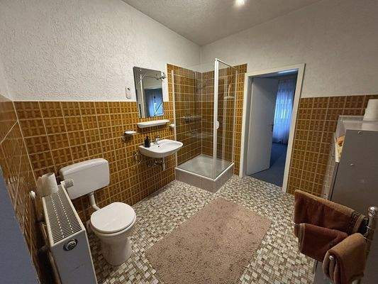 großes Innen-Bad im 2. OG / DG 