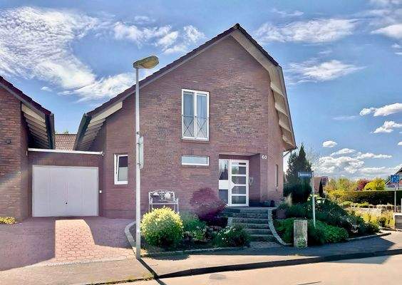 Ansicht mit großer Garage