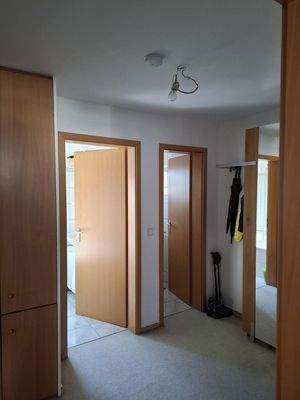 Flur, Türen zu Bad und WC