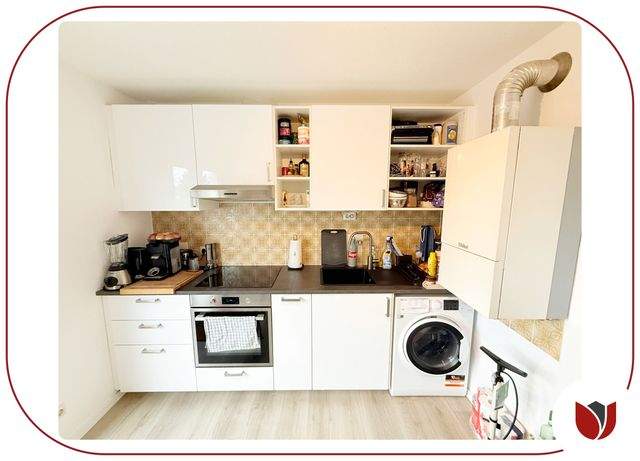 Stilvoll sanierte DG-Wohnung: Dachbalkon, Einbauküche, PKW-Stellplatz - Foto 5