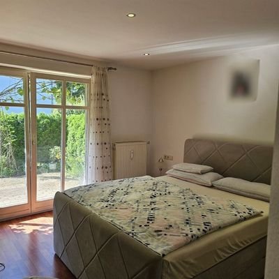1. Schlafzimmer mit Zugang zur  Terrasse