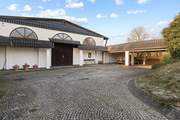 Blick zu den 4 Carports und zur Reithalle