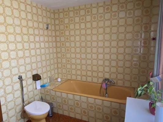 Bad mit Badewanne im 1. OG