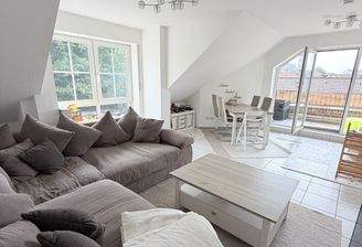 Wohnbereich mit Blick zur Loggia 
