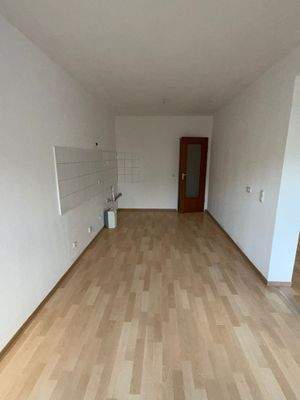 Leere Küche mit Holzboden