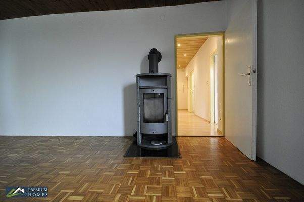 KIRCHBICHL - Eigentumswohnung - Wohnzimmer mit Ofen