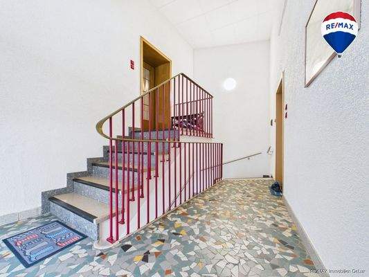 REMAX Immobilien DeLux Eigentumswohnung Treppenhaus Schwalbach Mark Borowicz