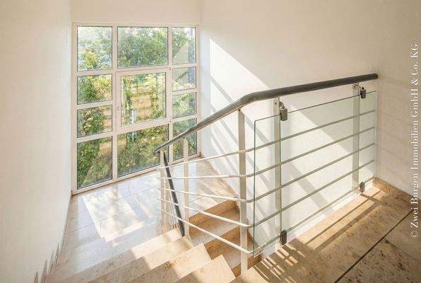 helles, gepflegtes Treppenhaus