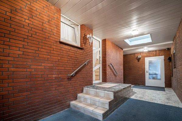 Der Anbau der Immobilie mit überdachtem Zutritt