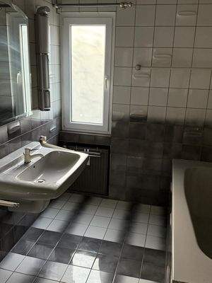 Lichtdurchflutetes Designbad mit praktischer Fensterfront und moderner Sanitärausstattung