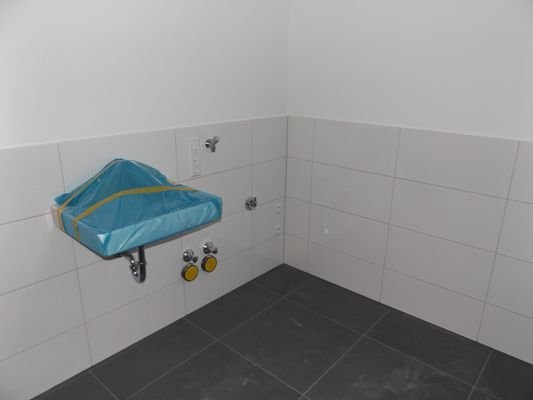 Duschbad mit Waschmaschinenanschluss