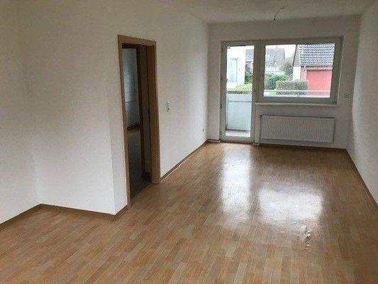 Wohnzimmer Blick zum Balkon 