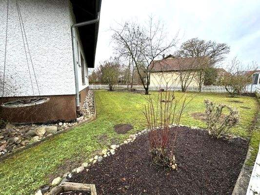 Gartenansicht von der Straße