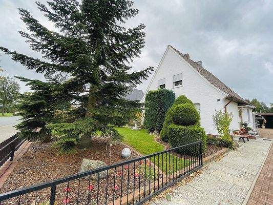 Hausansicht mit Einfahrt